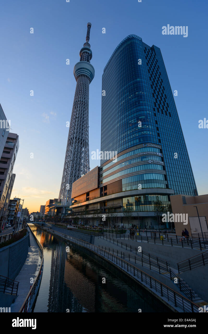 Tokyo Sky Tree in der Abenddämmerung Stockfoto