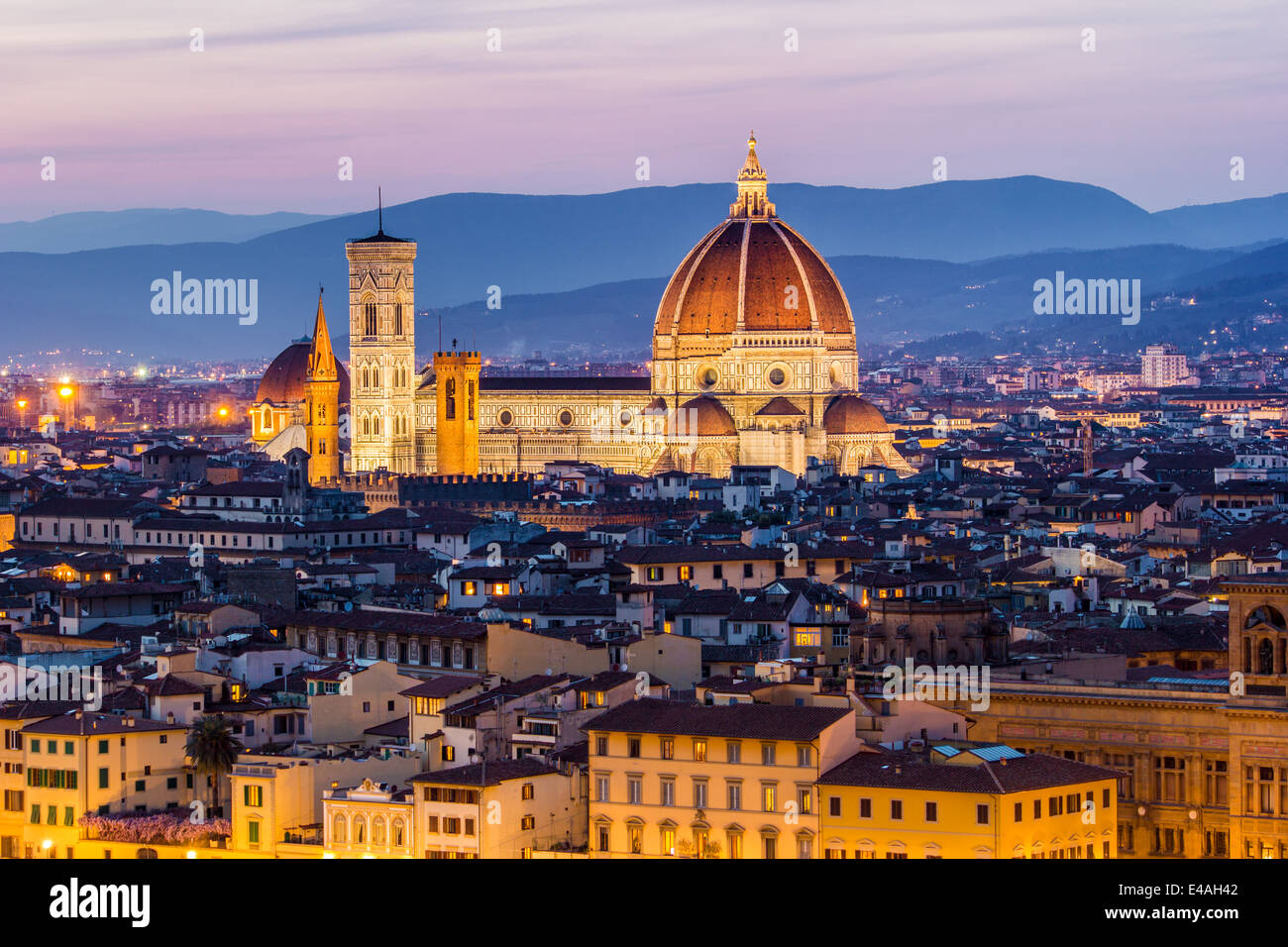 Florenz, die Kathedrale mit der Kuppel von Brunelleschi bei Sonnenuntergang mit der Skyline der Stadt. Toskana, Italien Stockfoto