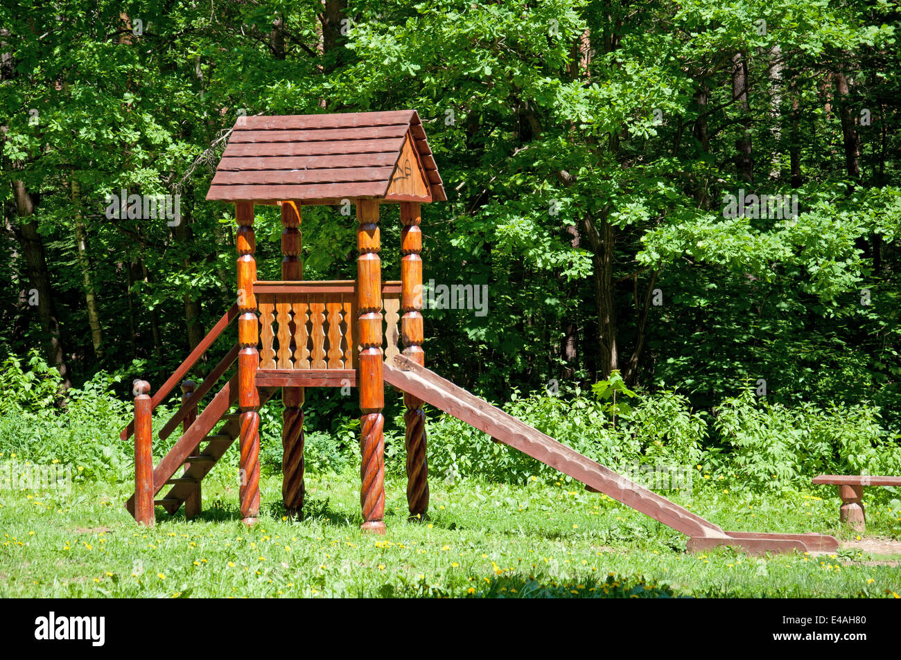 Schieben Sie Kinder-Fiktion komplexer Holz Sport entwickeln umweltfreundliche Waldpark Unterhaltung Freizeit wenig Form Architektur Stockfoto