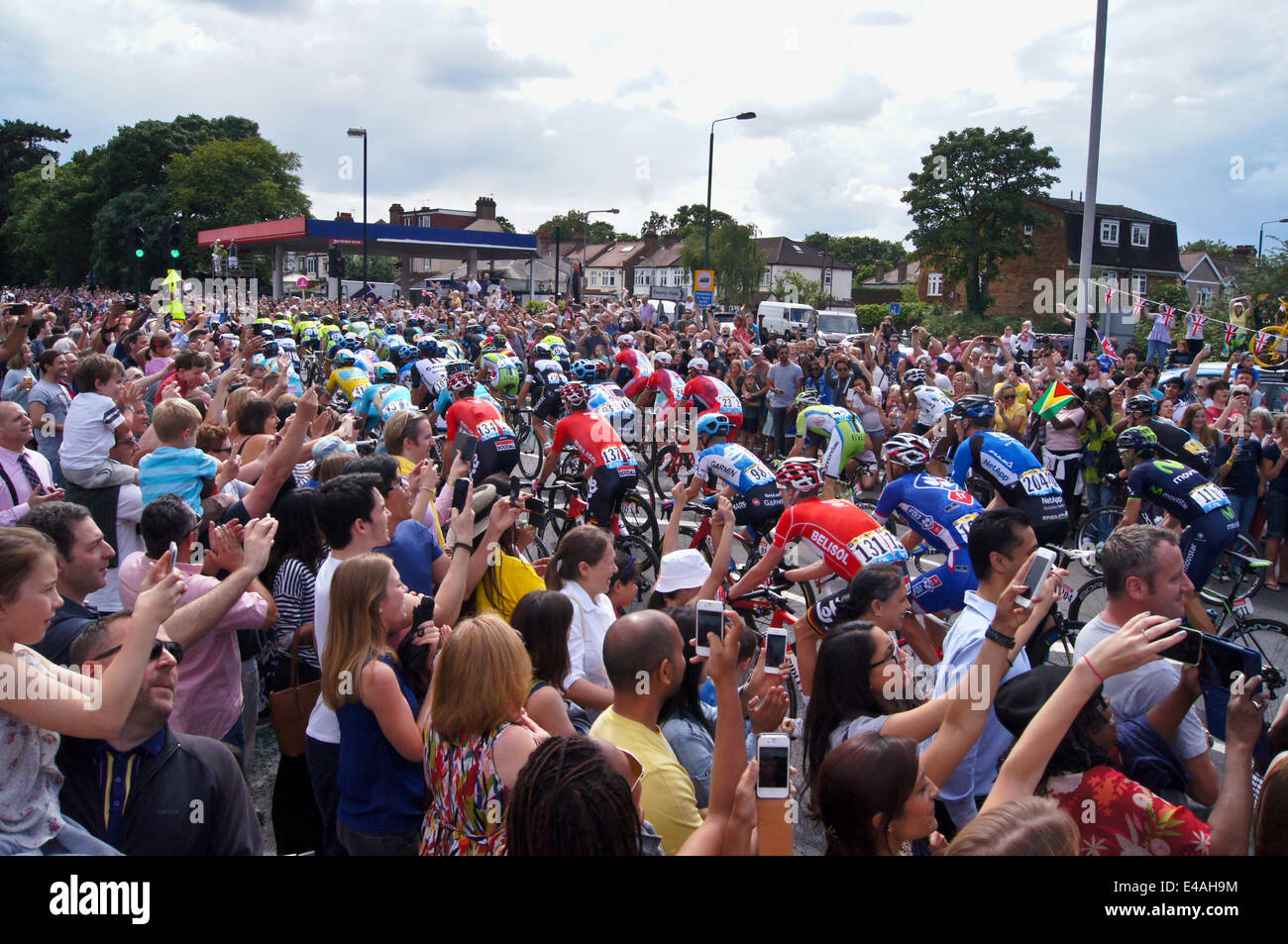 Woodford, London, UK. 7. Juli 2014. Tour de France Etappe 3: Hunderte säumen die Strecke, während das Hauptfeld Woodford, London durchläuft. Bildnachweis: Mark Dunn/Alamy Live-Nachrichten Stockfoto