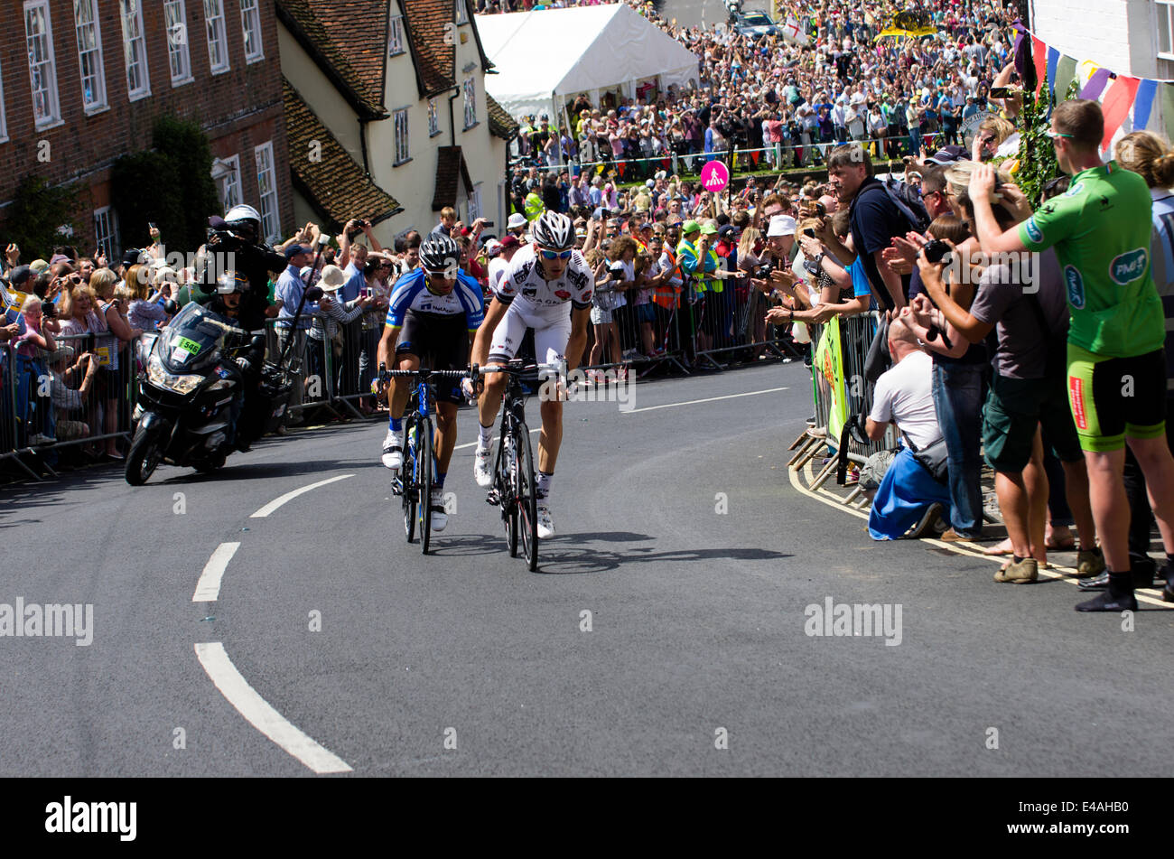 Finchingfield, Essex, England. 7. Juli 2014. Der Tour de France Etappe von Cambridge nach London führt durch die malerische Essex Dorf Finchingfield. Bildnachweis: William Edwards/Alamy Live-Nachrichten Stockfoto