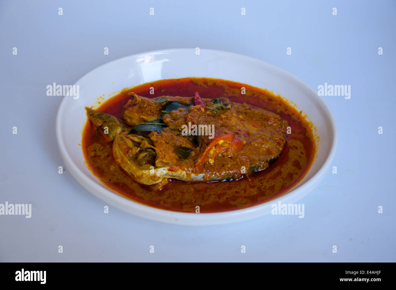 Fisch-Curry auf weißem Hintergrund Stockfoto