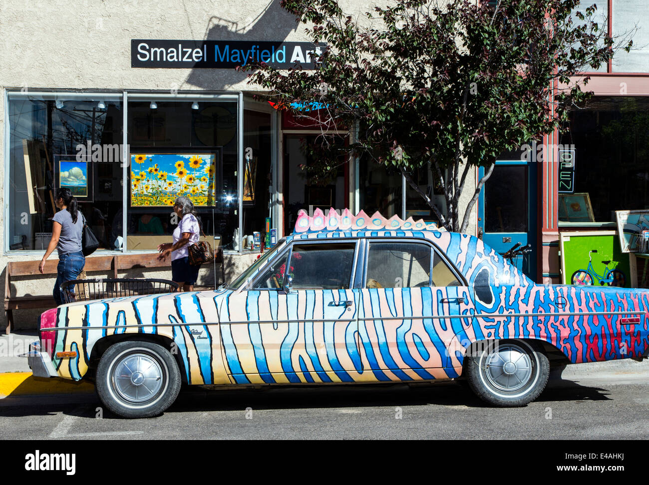 Kreativ bemalt Auto vor Galerie am jährlichen Kleinstadt ArtWalk Festival, Salida, Colorado, USA Stockfoto