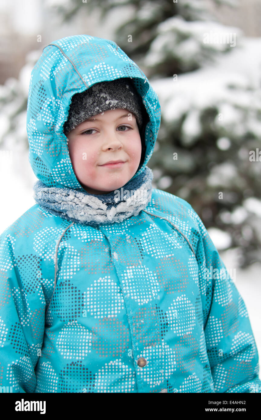 Porträt junge Kind 7 8 9 Jahr Winter Schnee nasse Tropfen Jacke Kapuze Schal einen niedlichen schön ernst Russland kalt Frost Einfrieren Stockfoto