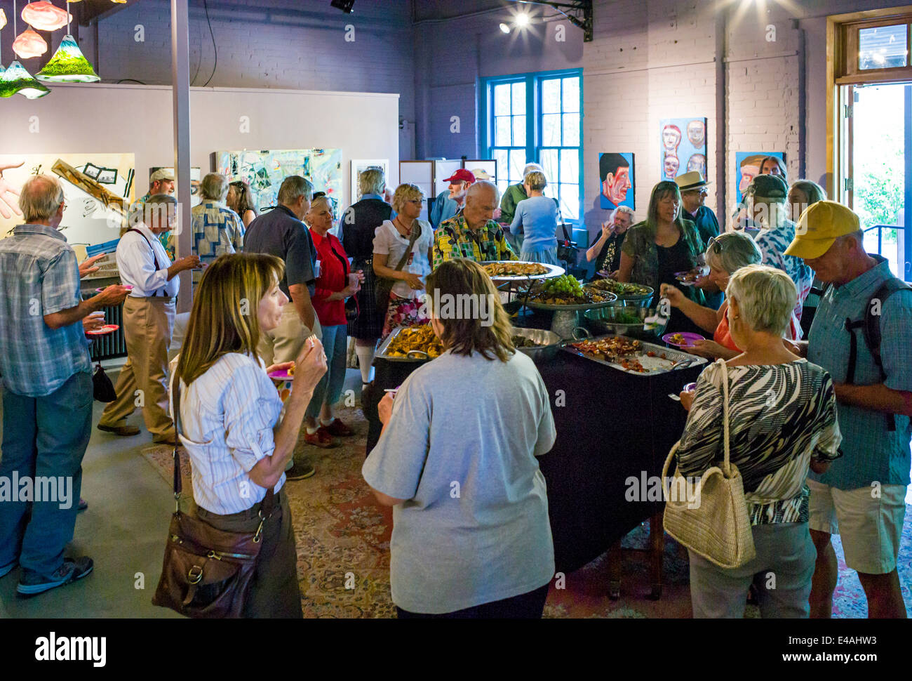 Besucher in der Galerie öffnen während der jährlichen Kleinstadt ArtWalk Festival, Salida, Colorado, USA Stockfoto