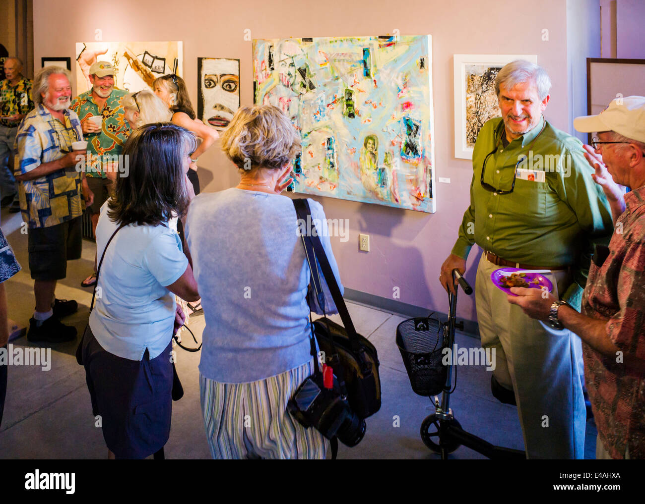 Besucher in der Galerie öffnen während der jährlichen Kleinstadt ArtWalk Festival, Salida, Colorado, USA Stockfoto