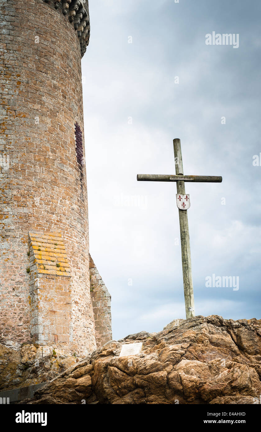 Holzkreuz an der Küste in Saint Malo, Brtittany, Frankreich, Vive le Roi de France Stockfoto