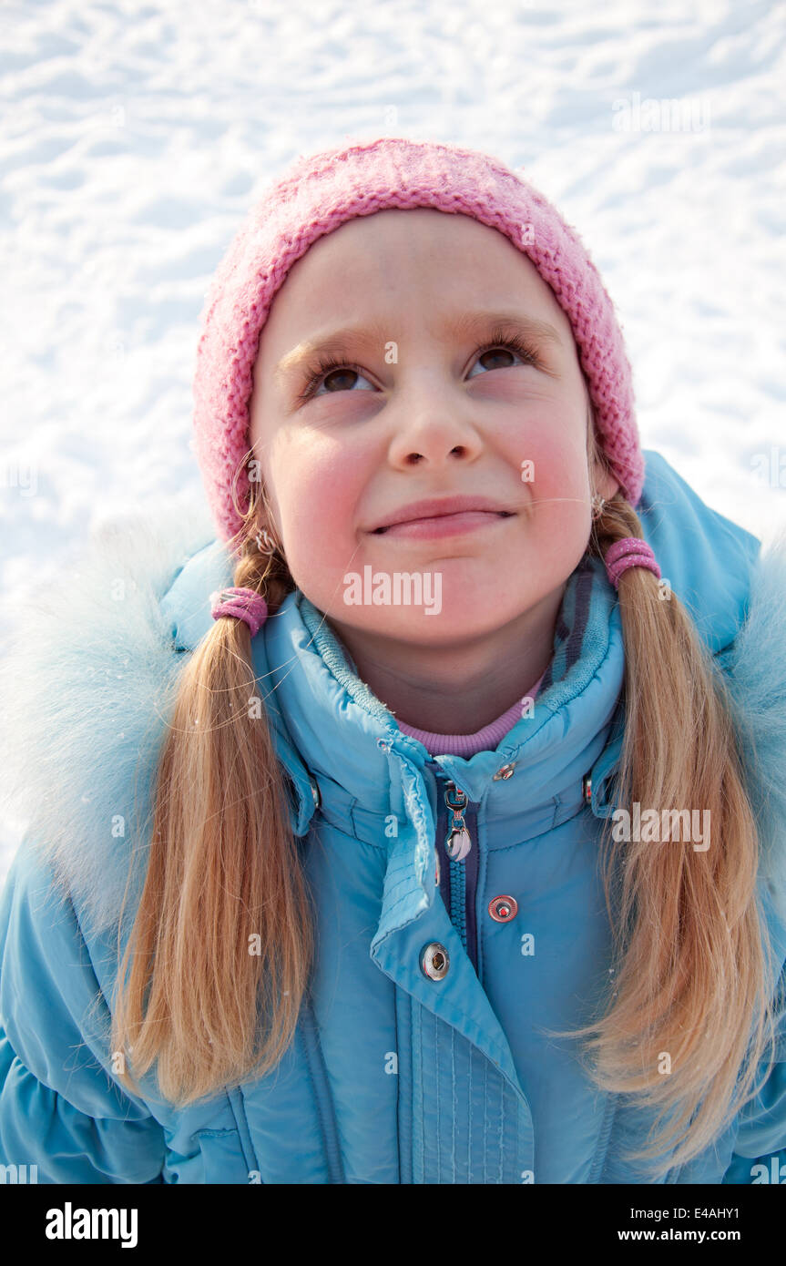Mädchen Kind Porträt eine ziemlich schöne blonde Haare langen Schwänzen  Wintertag Schnee Open-Air Jacke blau Mütze rosa kaukasischen Russland N  Stockfotografie - Alamy