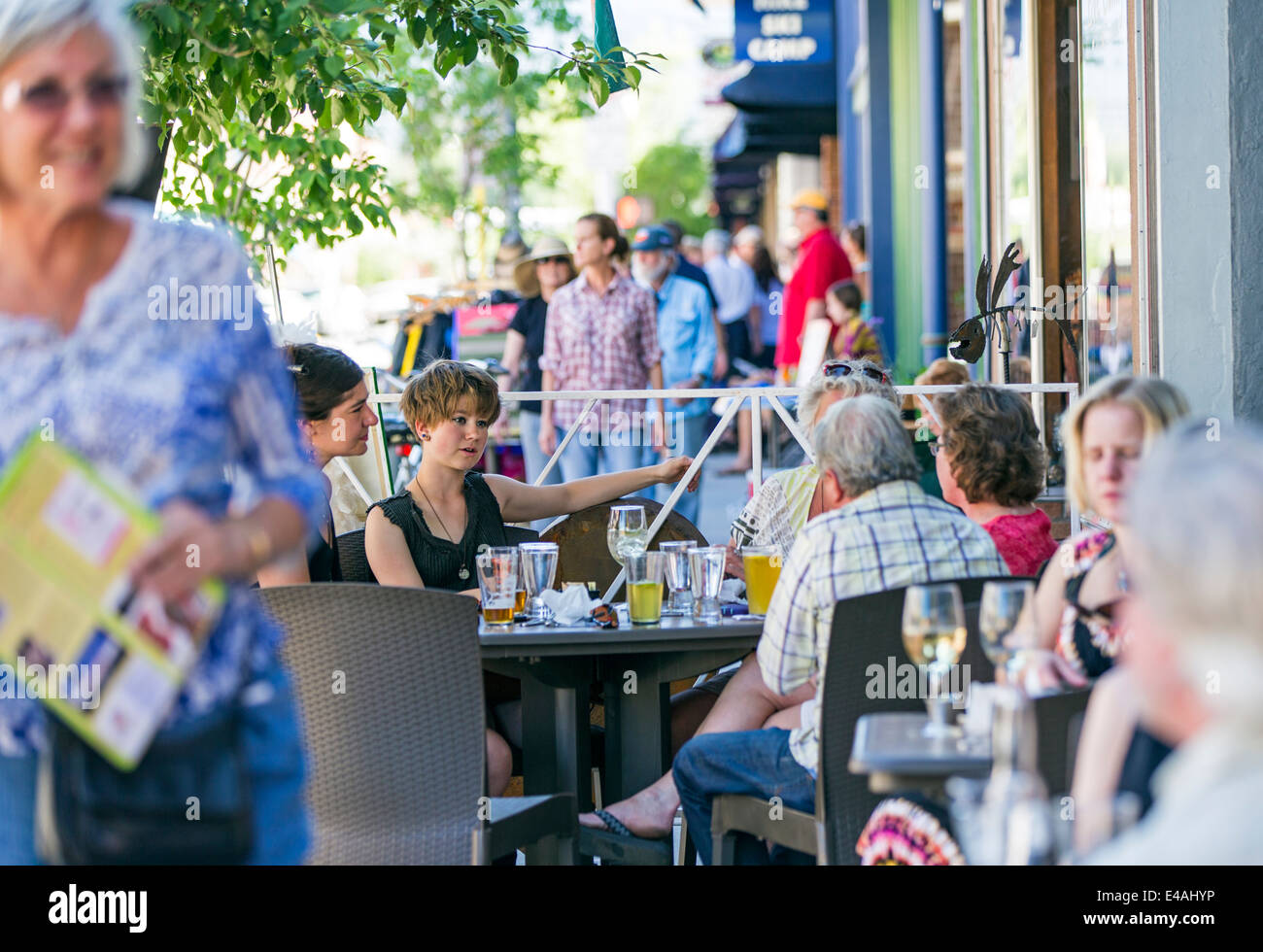 Besucher genießen Essen & Getränk im Café Strömungen während der jährlichen Kleinstadt ArtWalk Festival Stockfoto