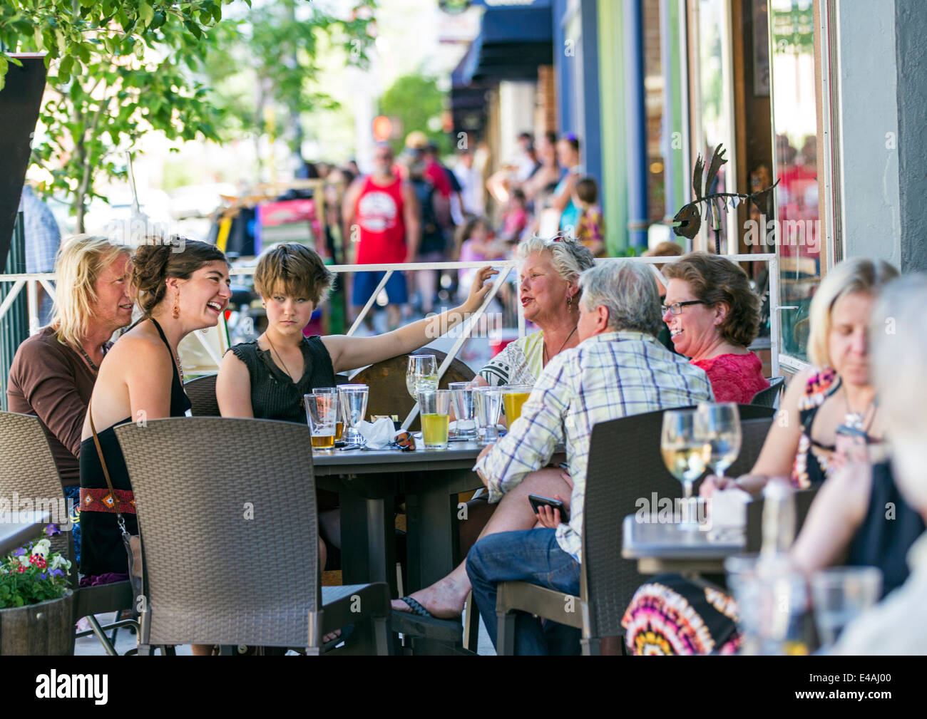 Besucher genießen Essen & Getränk im Café Strömungen während der jährlichen Kleinstadt ArtWalk Festival Stockfoto