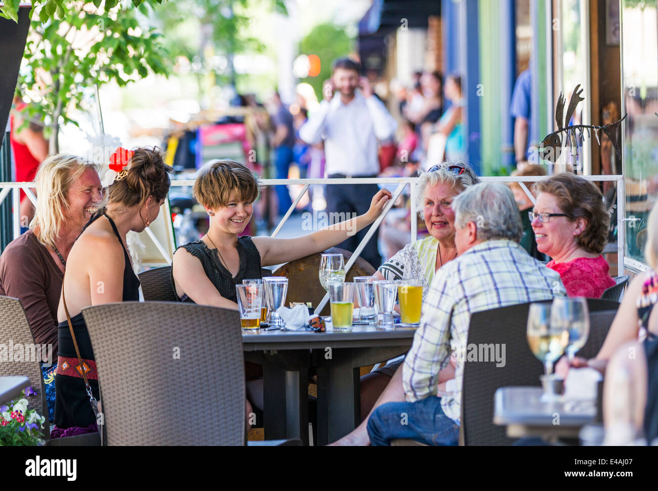 Besucher genießen Essen & Getränk im Café Strömungen während der jährlichen Kleinstadt ArtWalk Festival Stockfoto