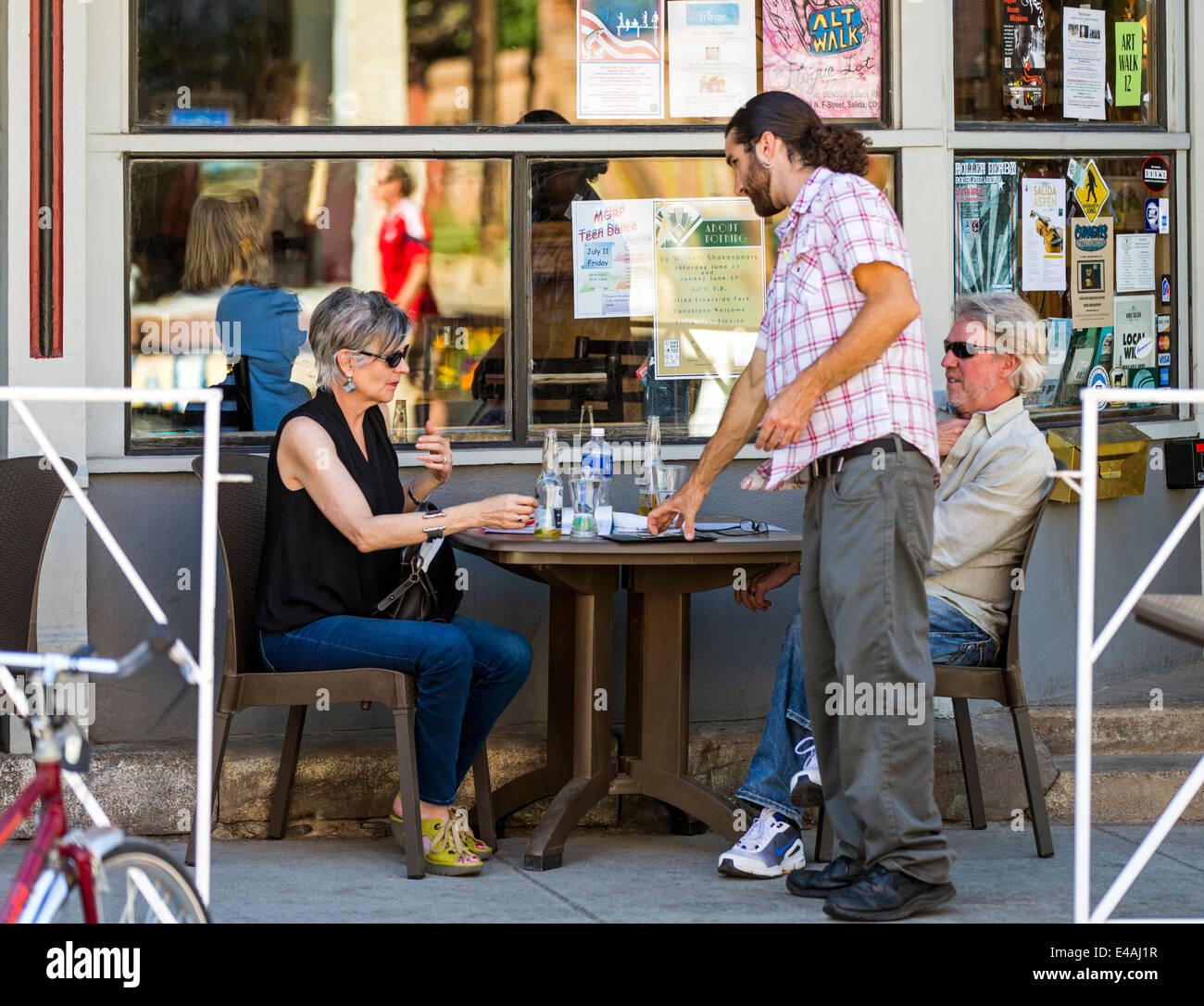 Besucher genießen Essen & Getränk im Café Strömungen während der jährlichen Kleinstadt ArtWalk Festival Stockfoto
