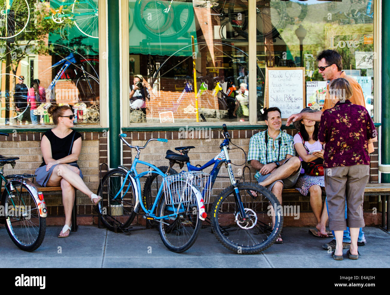 Besucher genießen Essen & Getränk im Café Strömungen während der jährlichen Kleinstadt ArtWalk Festival Stockfoto