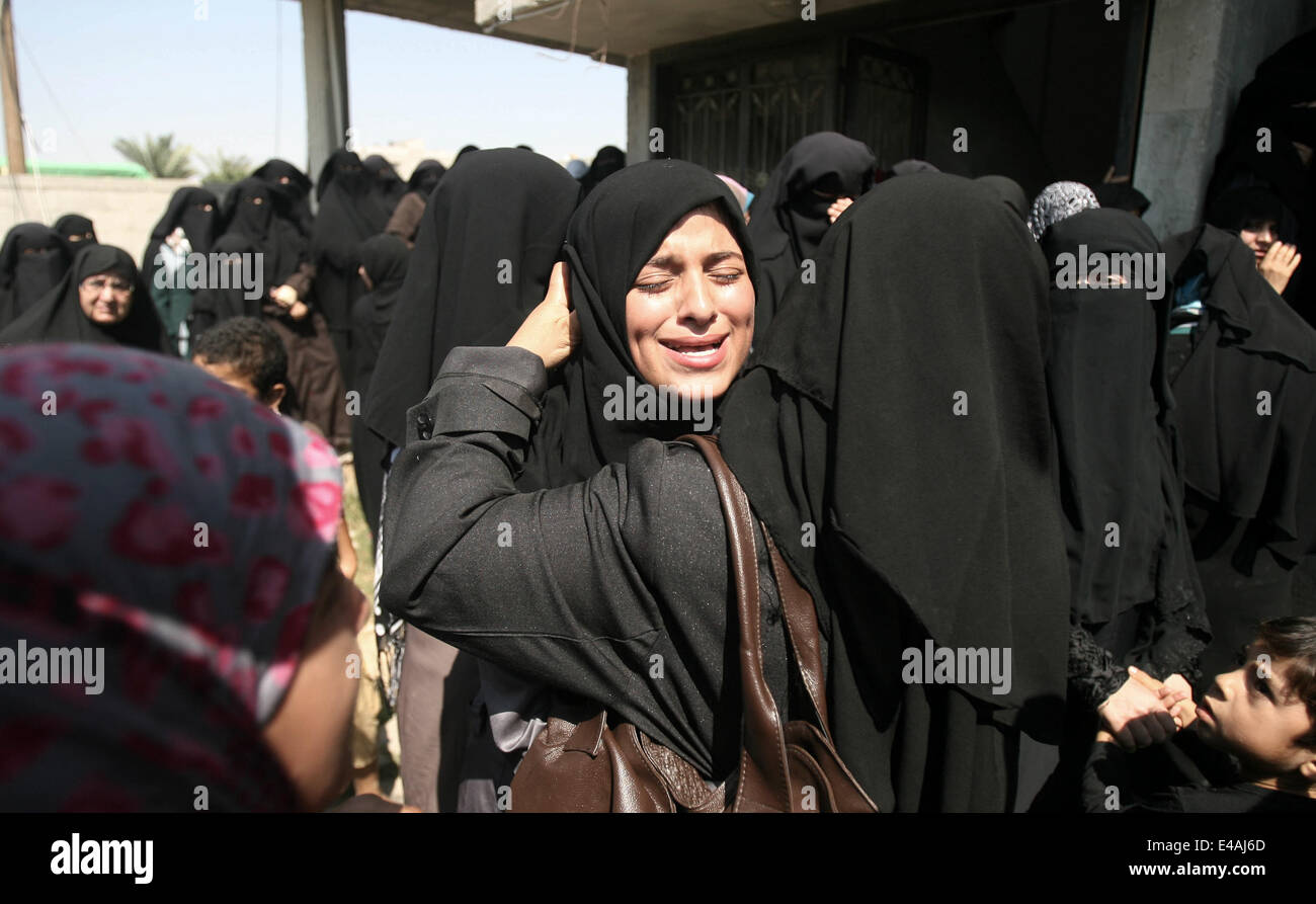 7. Juli 2014 - Rafah, Gaza-Streifen, Palästinensische Autonomiegebiete - Angehörigen der palästinensischen Hamas Militanten Abdulrahman al-Zameli trauern während seiner Beerdigung in Rafah im südlichen Gazastreifen 7. Juli 2014. Israelische Luftangriffe getötet, sechs Hamas-Kämpfer, einer von ihnen al-Zameli, im Gaza-Streifen am Montag, die islamistische Gruppe sagte, in die tödlichsten Angriffe in eine Welle von Gewalt durch die Entführung und Tötung von drei israelischen Jugendlichen und einem palästinensischen Teen verschärft. Das israelische Militär sagte seine Flugzeuge gezielt '' Terror Websites und verdeckte Raketenwerfer '' in der Enklave. Er sagte etwa 10 Raketen s traf Stockfoto