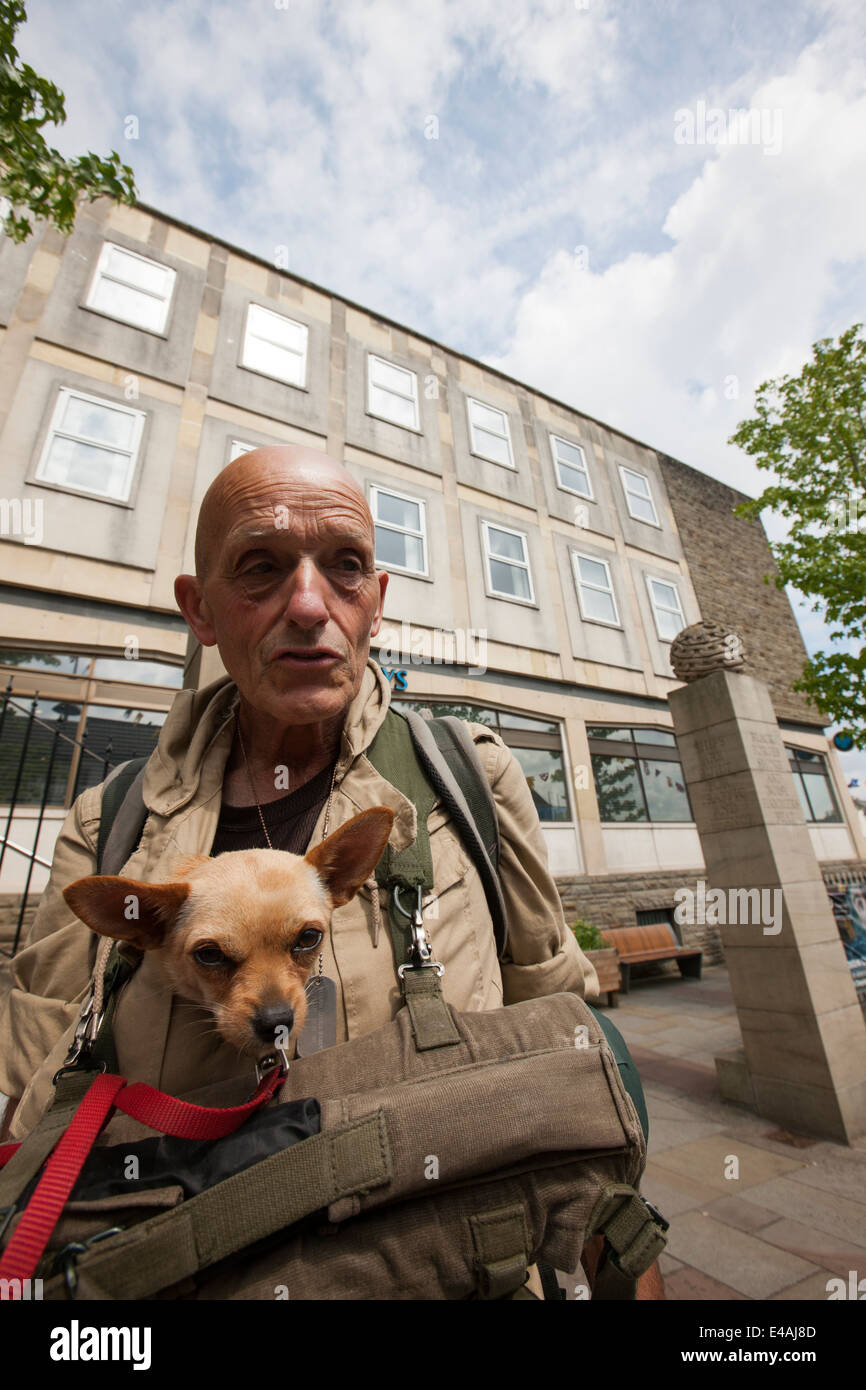 Ex Legionnaire (13e Demi-Brigade de Légion Étrangère) Wilmot alias Wrigt, der jetzt mit seinem Begleithund die Umwege Großbritanniens durchstreift. Stockfoto