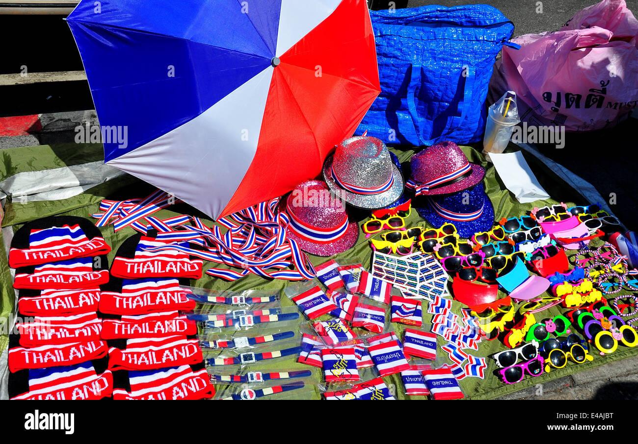 Bangkok, Thailand: Straßenhändler Einlösung auf die Shut Down Bangkok Demonstrationen verkauft eine Vielzahl von Thai Souvenirs * Stockfoto