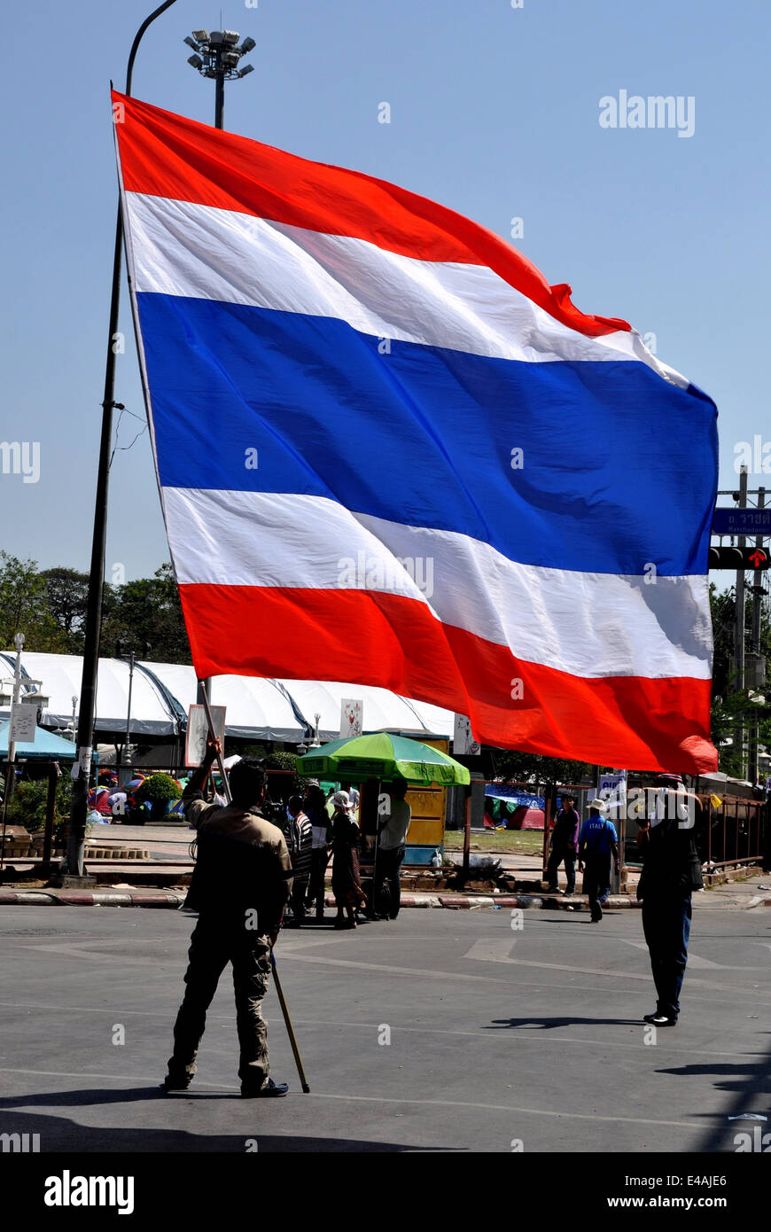 BANGKOK, THAILAND: Demonstranten tragen eine große thailändische Flagge auf der Silom Road während Betrieb Shut Down Bangkok Stockfoto
