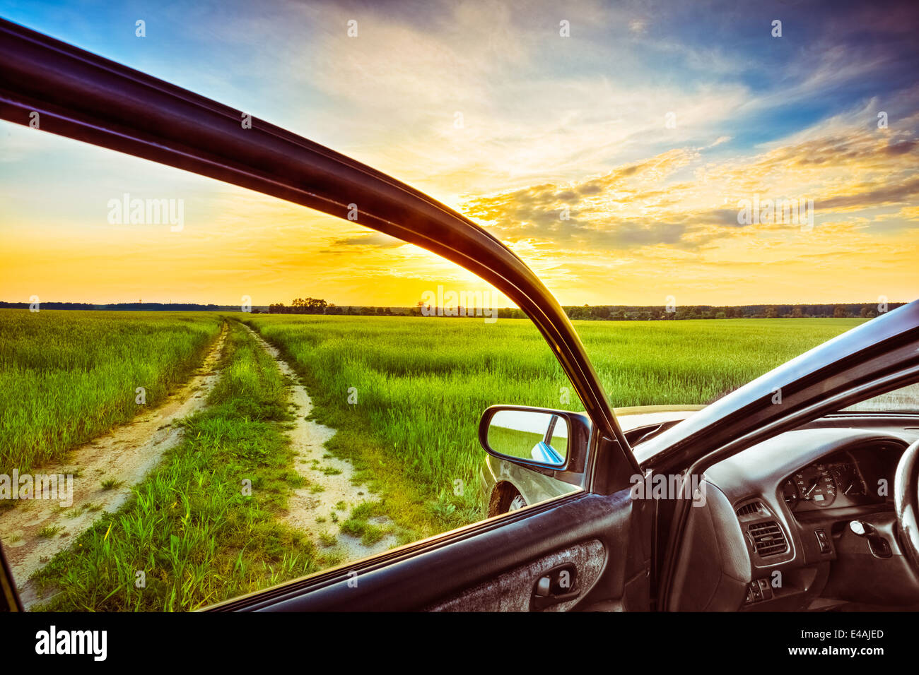 Schmutzige Landstraße in Feld, Wiese, Landschaft. Blick vom Autofenster. Freiheit und Traum-Konzept Stockfoto