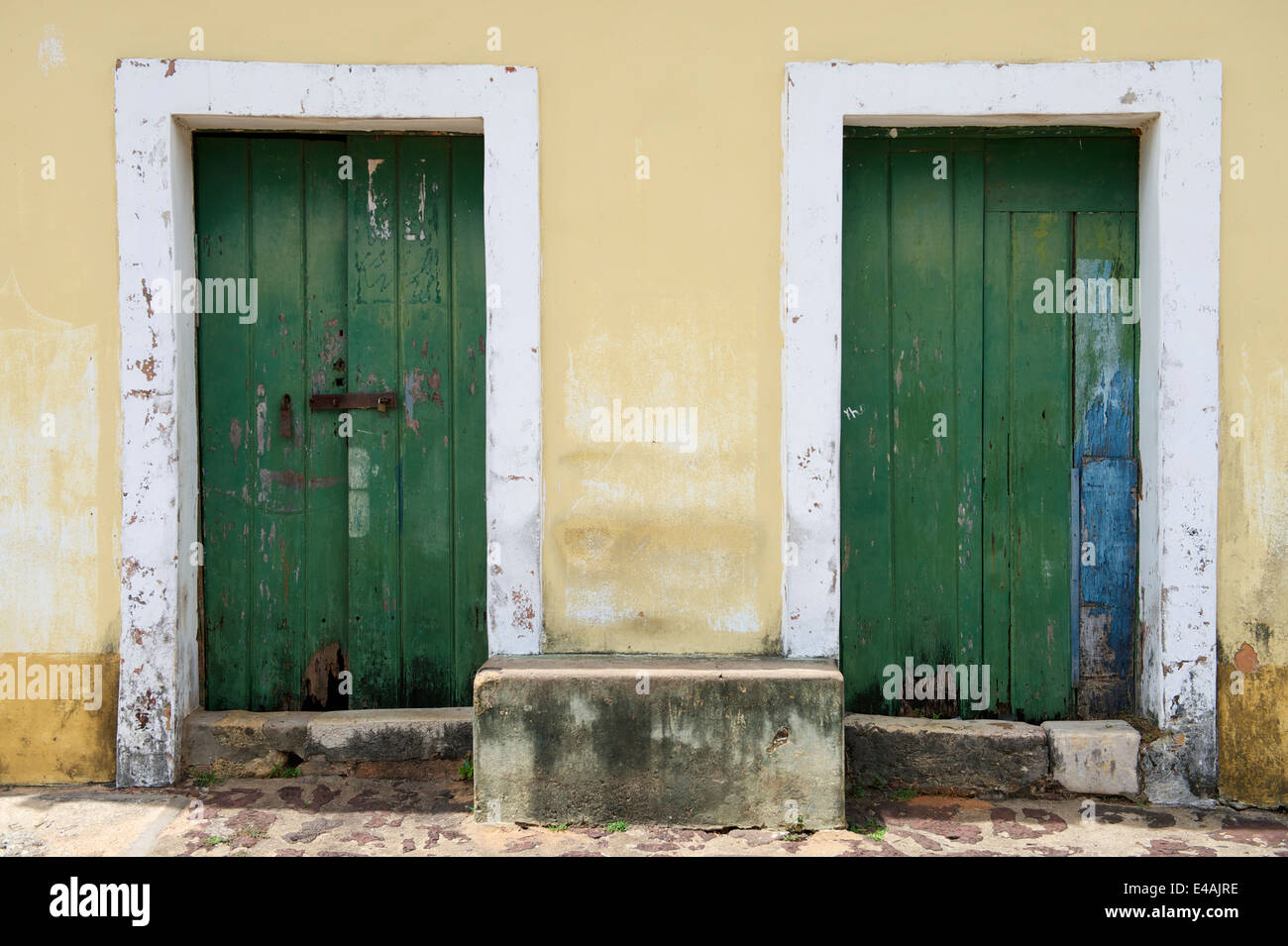Traditionelle brasilianische portugiesische Kolonialarchitektur in Alcantara Maranhao im Nordosten Brasiliens Stockfoto