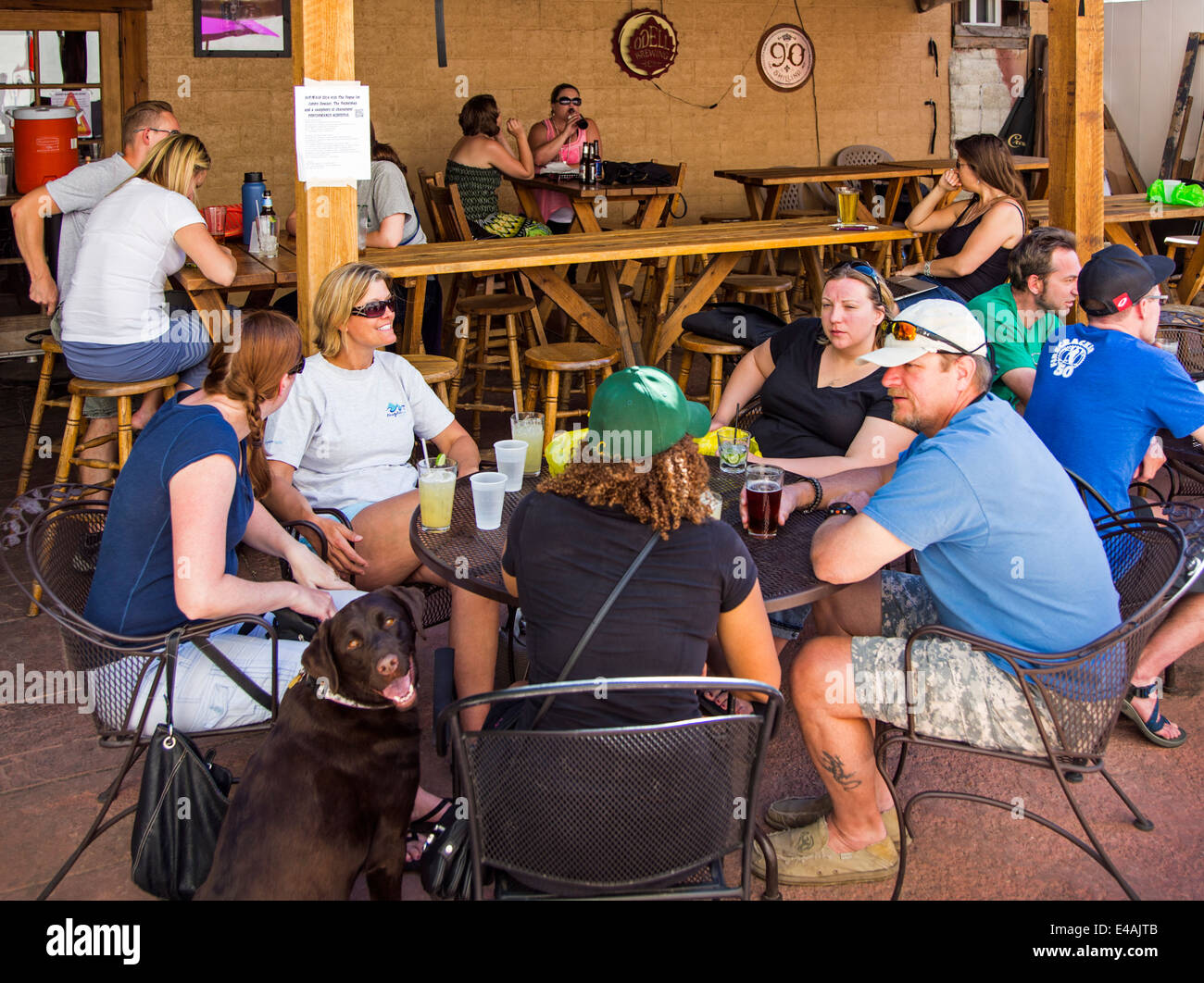 Besucher genießen Food & Drink an Bensons Taverne & Biergarten, ein Café im Freien, während die jährliche Kleinstadt ArtWalk Festival Stockfoto