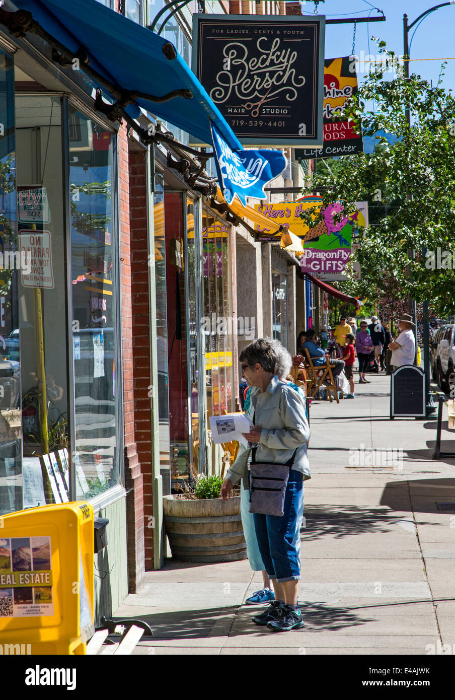 Besucher genießen die jährliche Kleinstadt ArtWalk Festival, Salida, Colorado, USA Stockfoto