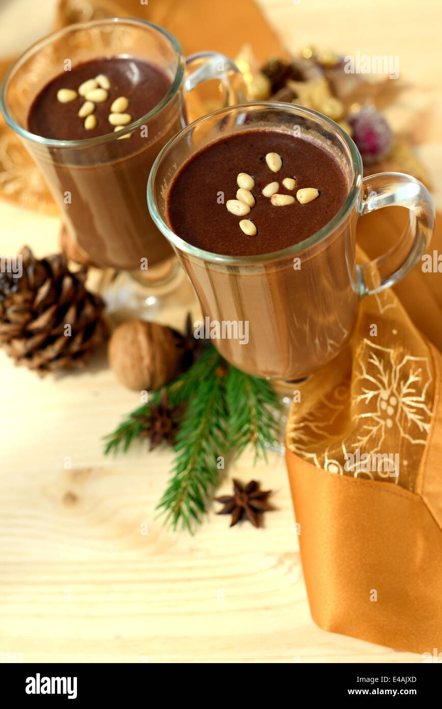 Heiße Schokolade, dekoriert mit Pinienkernen Stockfoto