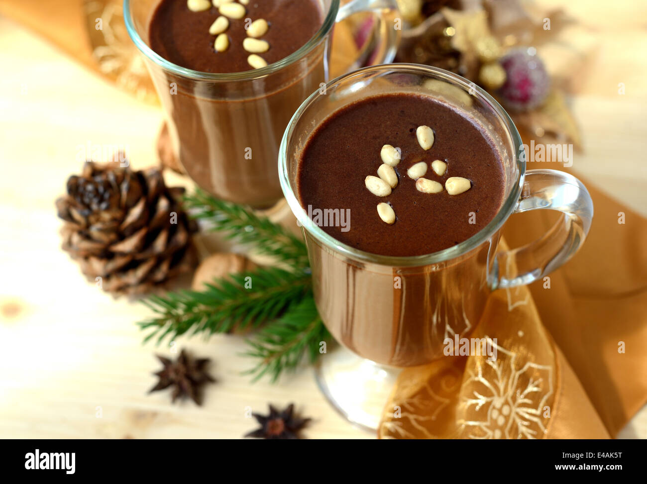 Heiße Schokolade, dekoriert mit Pinienkernen Stockfoto