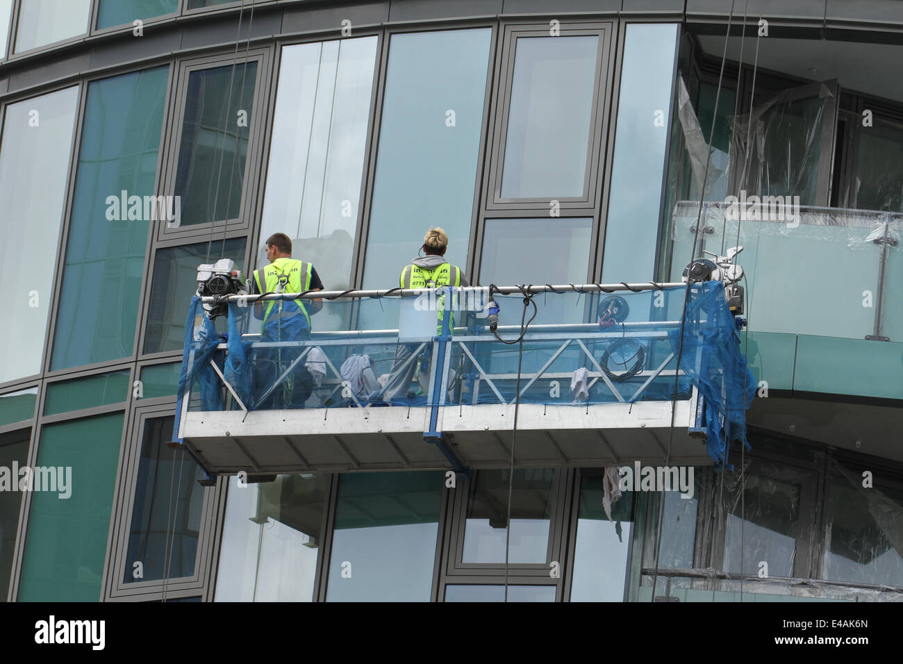 London, UK. 7. Juli 2014. Fensterreiniger drauf mit ihrer Arbeit an der Stratford High Street, bevor das Peloton der Tour de France vorbei fuhr. Kredit: Kredit: David Mbiyu/Alamy Live-Nachrichten Stockfoto