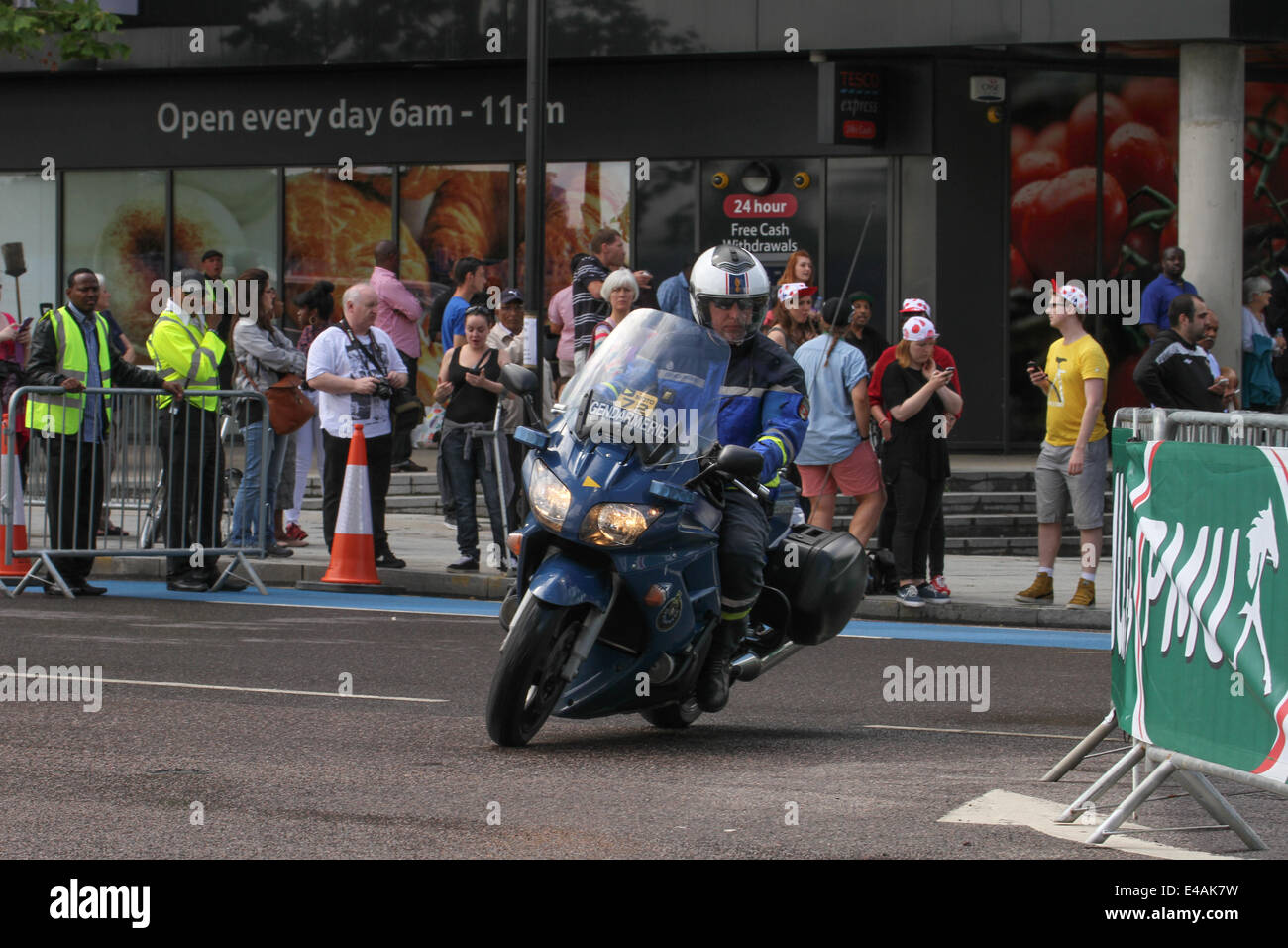 London, UK. 7. Juli 2014. Einer Gendarmerie-Motorrad fährt auf der Tour-Route in Newham gesehen. Kredit: Kredit: David Mbiyu/Alamy Live-Nachrichten Stockfoto