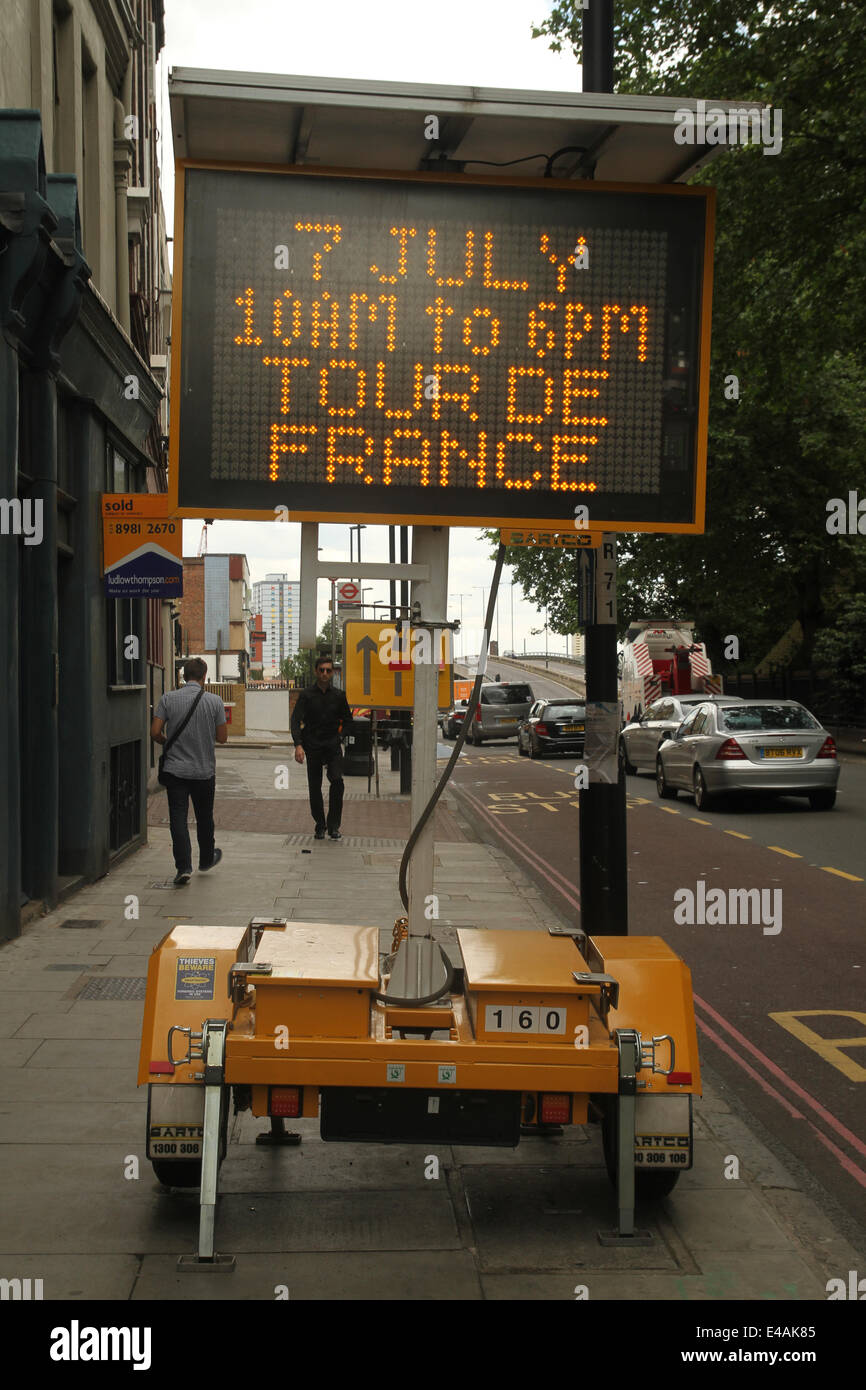 London, UK. 7. Juli 2014. Ein Wegweiser führt in Stratford High Street. Kredit: Kredit: David Mbiyu/Alamy Live-Nachrichten Stockfoto