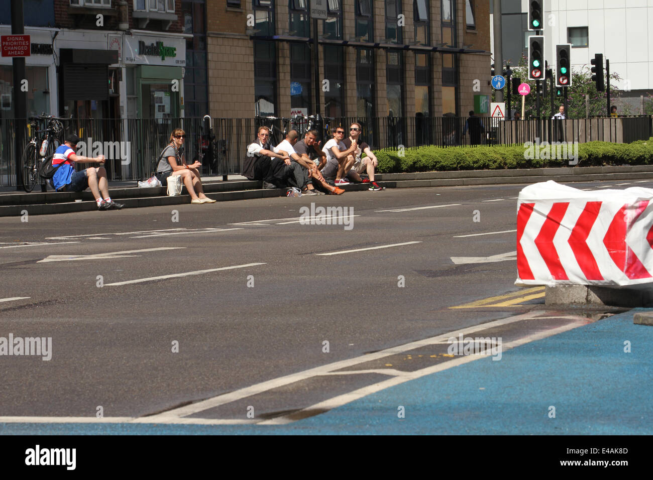 London, UK. 7. Juli 2014. Londoner aufgereiht die Straße trotz des Regens auf das Hauptfeld in Newham jubeln. Kredit: Kredit: David Mbiyu/Alamy Live-Nachrichten Stockfoto