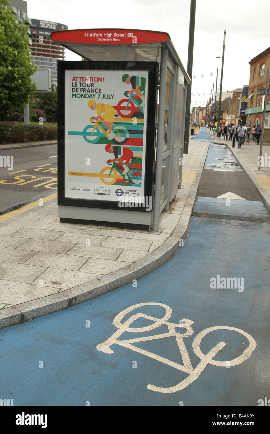London, UK. 7. Juli 2014. Ein Wartehäuschen an der Stratford High Street mit einem Plakat der Tour de France. Kredit: Kredit: David Mbiyu/Alamy Live-Nachrichten Stockfoto