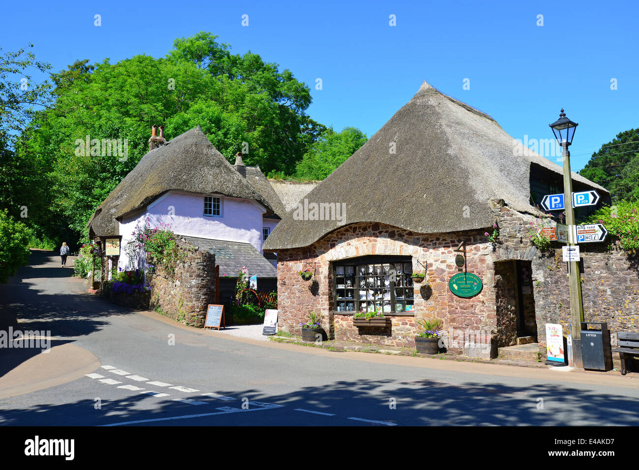 Weber Cottage Tea Shoppe & Altes Kornhaus Geschenk Shop, Cockington Village, Torquay. Devon, England, Vereinigtes Königreich Stockfoto