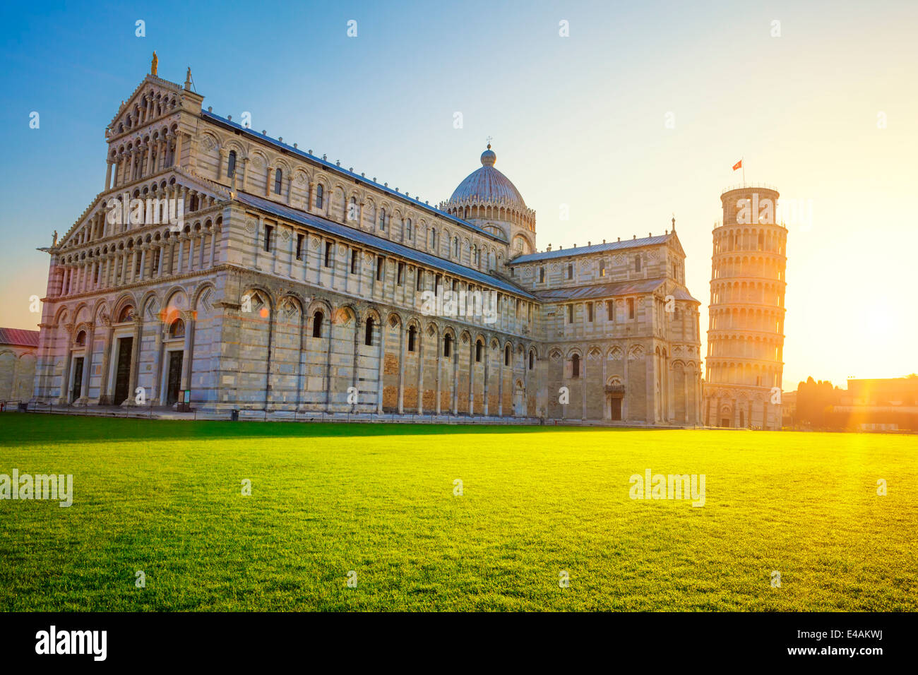 Schiefe Turm von Pisa und Dom bei Sonnenaufgang, Italien. Stockfoto