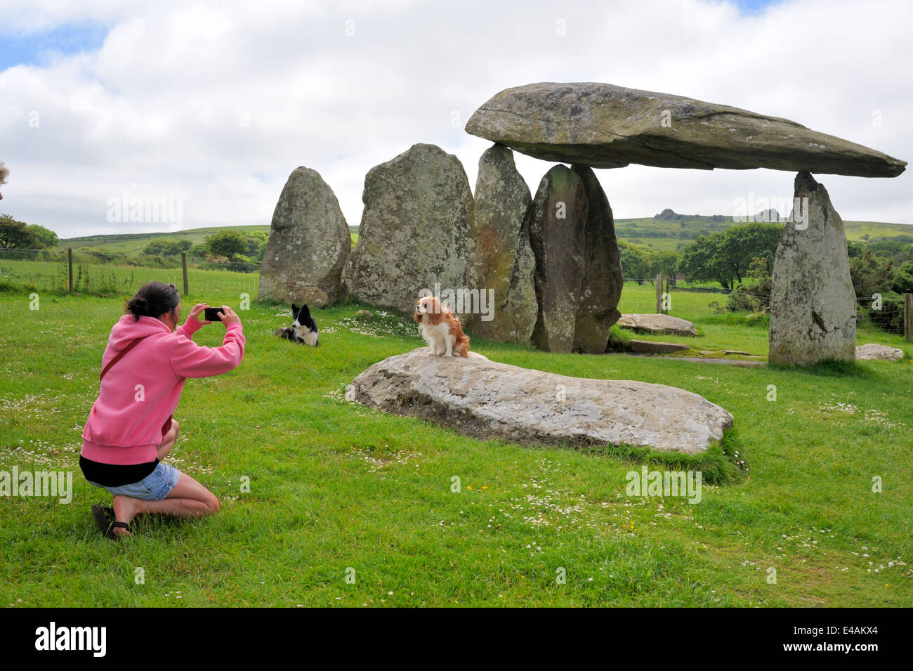 Frau fotografiert ihren Hund vor Pentre Ifan Grabkammer, Norden Pembrokeshire, Wales UK Stockfoto