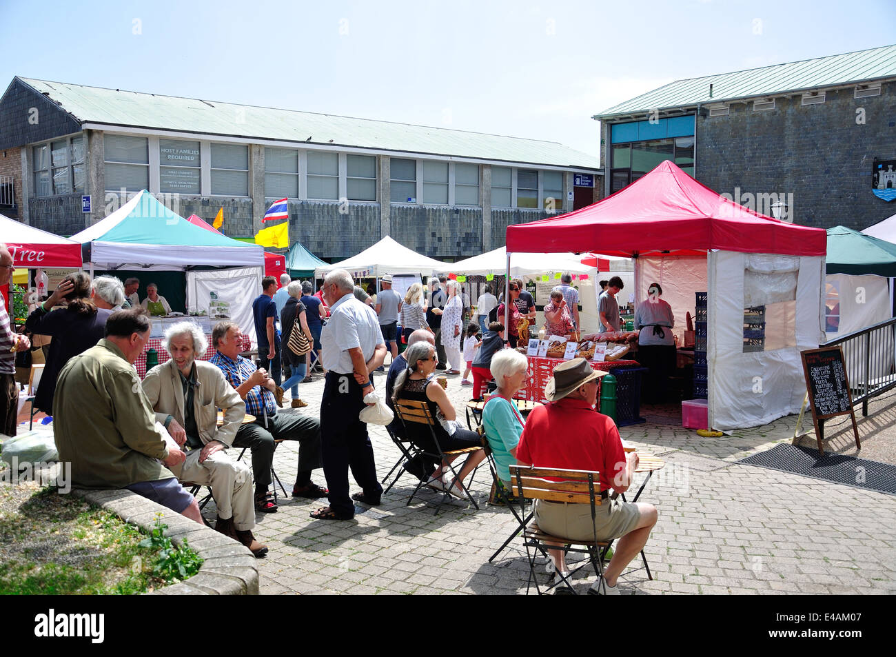 Totnes gut essen Sonntagsmarkt, Civic Hall Square, Totnes, South Schinken District, Devon, England, Vereinigtes Königreich Stockfoto