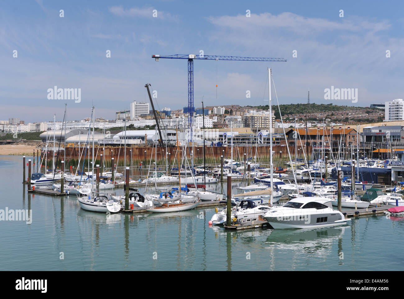 Brighton Sussex UK - Brighton Marina teure Yachten, die auf den Anlegestegen festgemacht sind Stockfoto