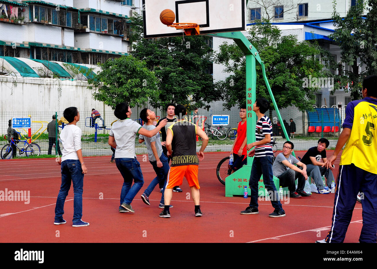 PENGZHOU, CHINA: Eine Gruppe chinesischer Jugendlicher spielen Basketball auf einem Hof in Pengzhou Nationalstadion Stockfoto