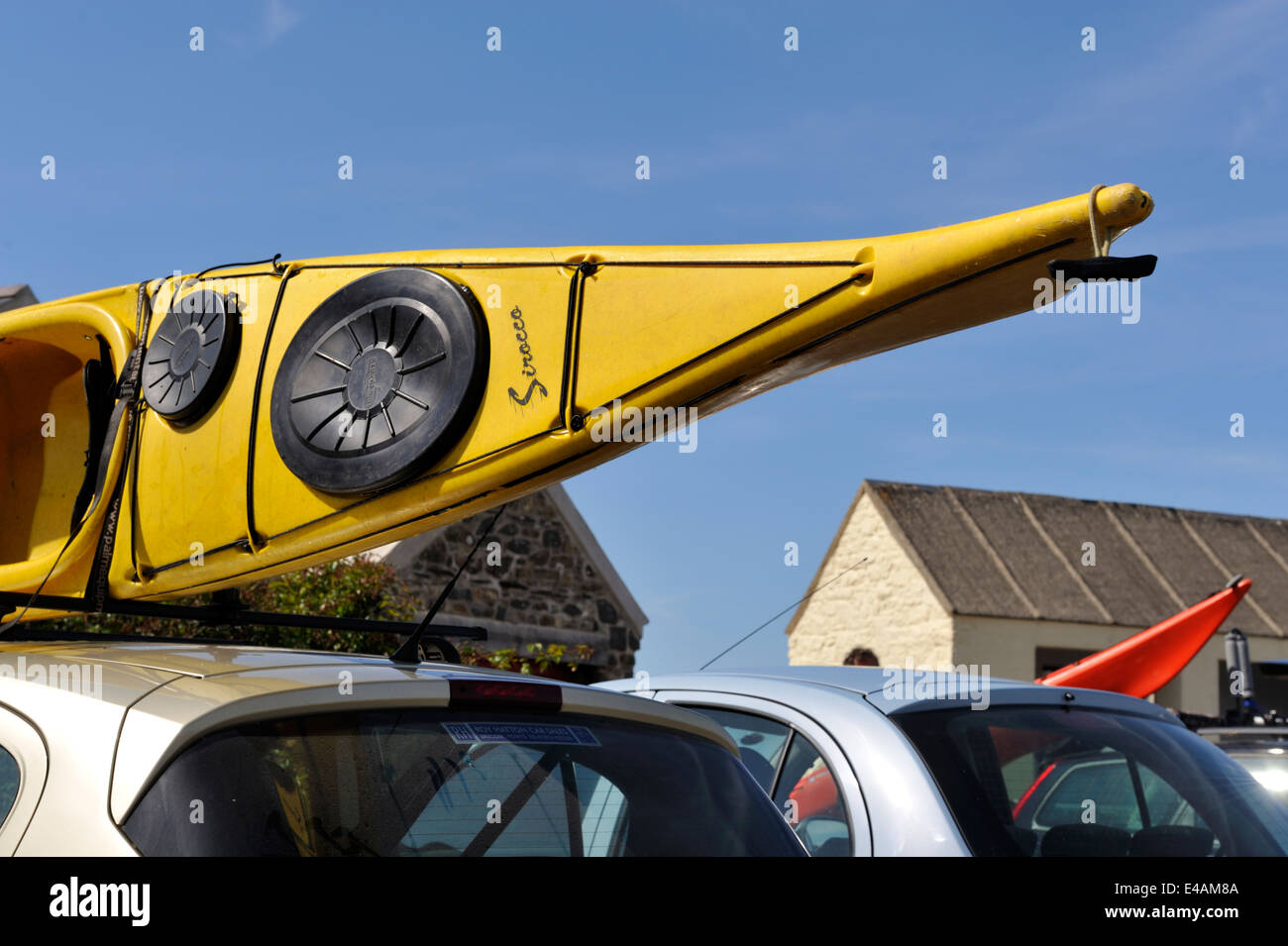 Kajak auf dem Autodach für den transport Stockfoto