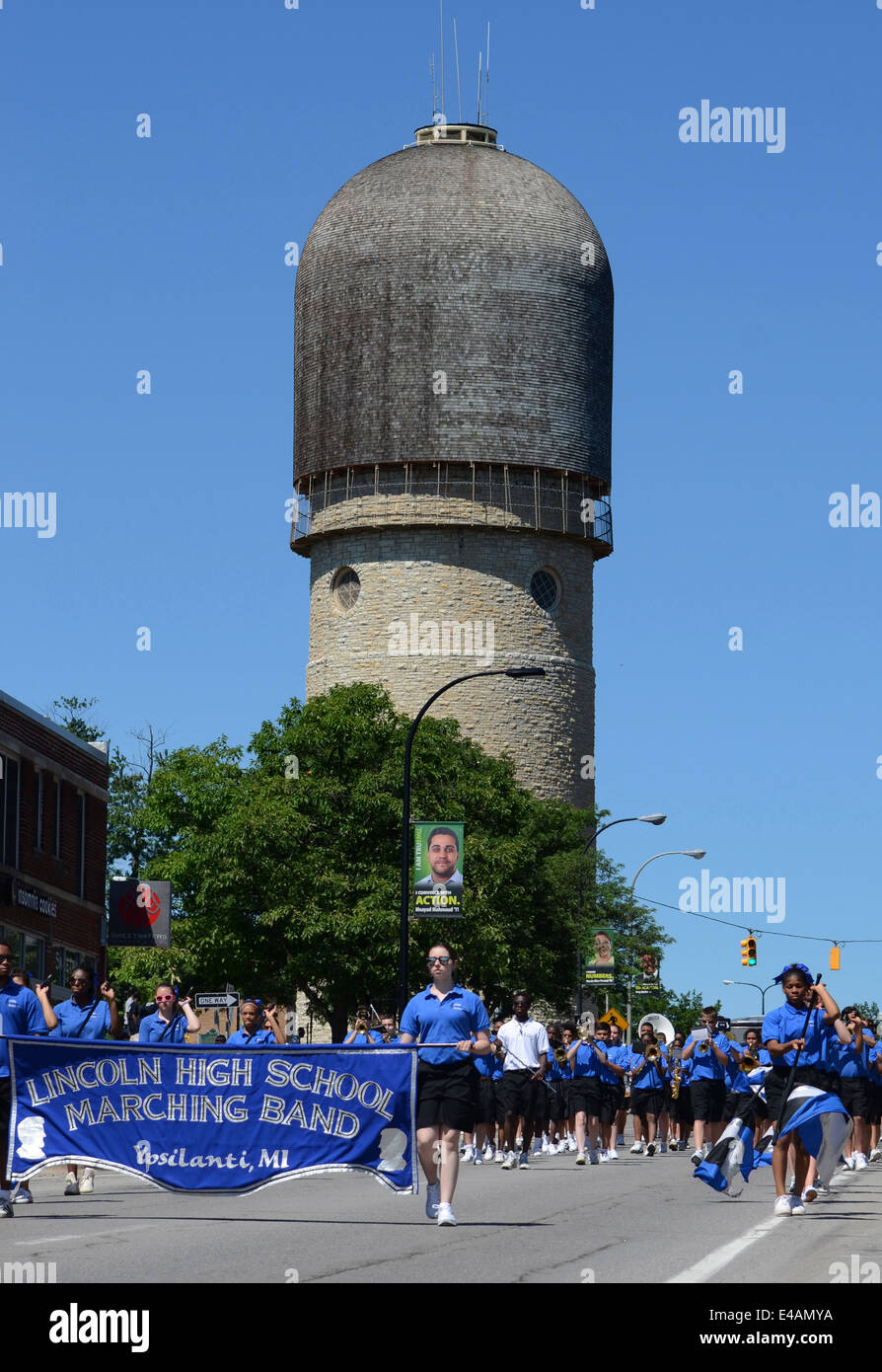 YPSILANTI, MI - 4 Juli: Lincoln High School marching Bandmitglieder beteiligen sich an der 4. Juli Parade am 4. Juli 2014 in Ypsil Stockfoto