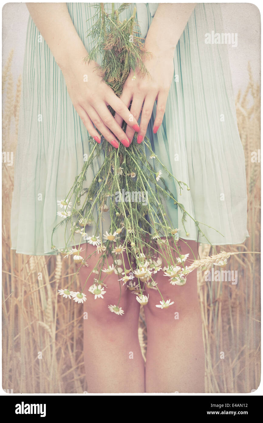 Frau mit Marguerite Blumen Stockfoto