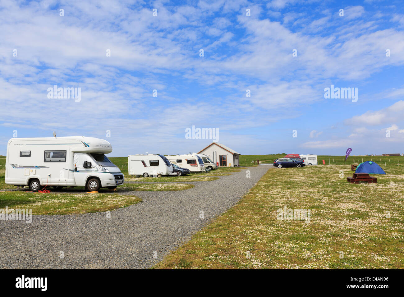 Reisemobile und Caravans auf Machair Grünland in Balranald Camping North Uist Äußere Hebriden Western Isles Schottland Großbritannien Großbritannien geparkt Stockfoto