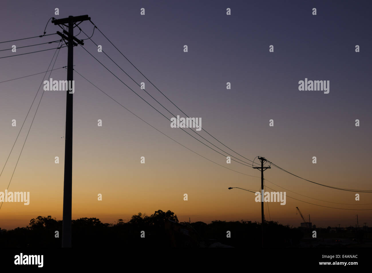 Blick auf den Sonnenuntergang von Telefonleitungen in Dallas. Stockfoto