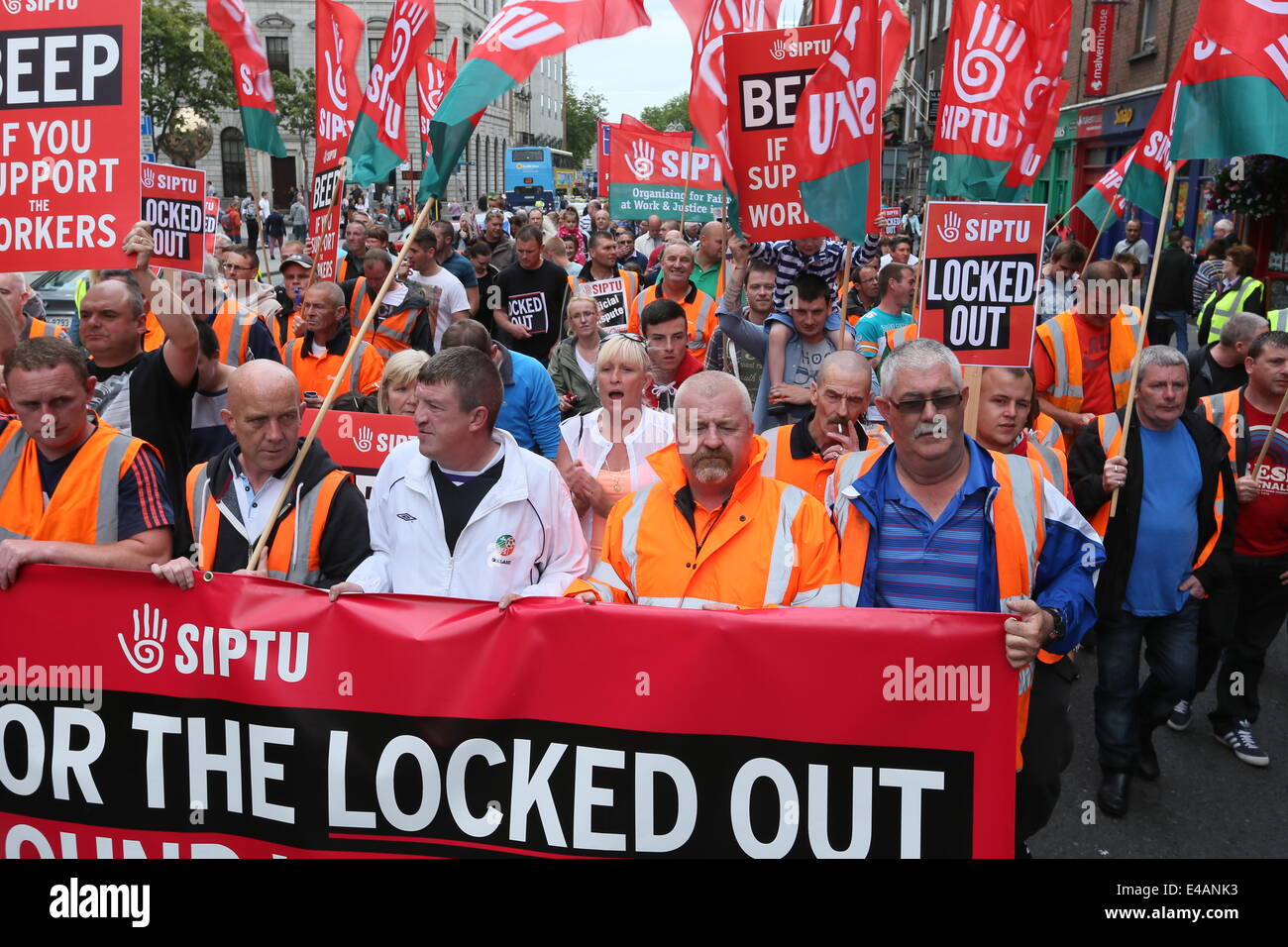 London, UK. 7. Juli 2014. Bild von Siptu Protest im Stadtzentrum von Dublin von Arbeitnehmern aus den Greyhound Entsorgungsunternehmen. Demonstranten Kampagne gegen die "Greyhound Lockout" als Streik der Arbeiter nach einer vorgeschlagenen Lohnkürzung. Bildnachweis: Brendan Donnelly/Alamy Live-Nachrichten Stockfoto