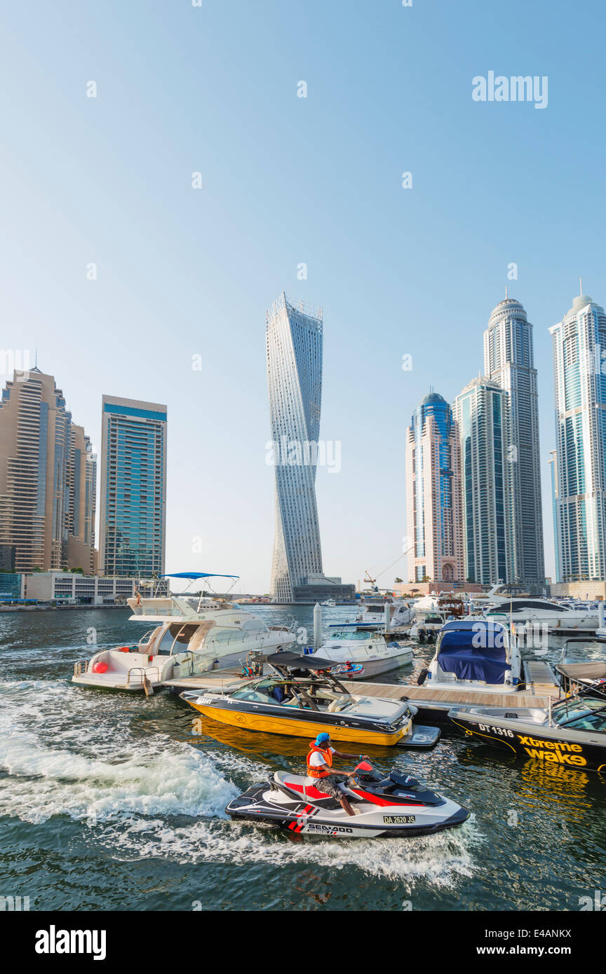 Naher Osten, Vereinigte Arabische Emirate, Dubai, Dubai Marina Gebäude und Cayan Tower Stockfoto