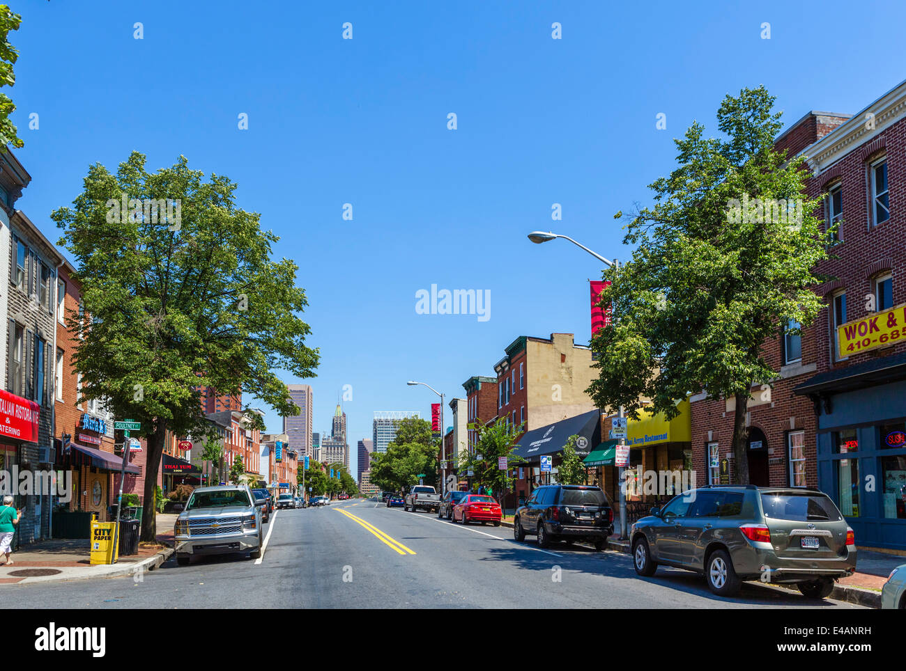 Zeigen Sie auf Licht-Straße im Stadtteil Federal Hill mit Blick auf die Innenstadt, Baltimore, Maryland, USA an Stockfoto