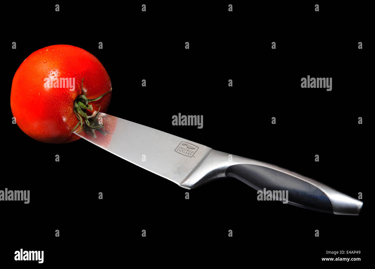 Tomaten mit einem scharfen Messer drin Stockfoto