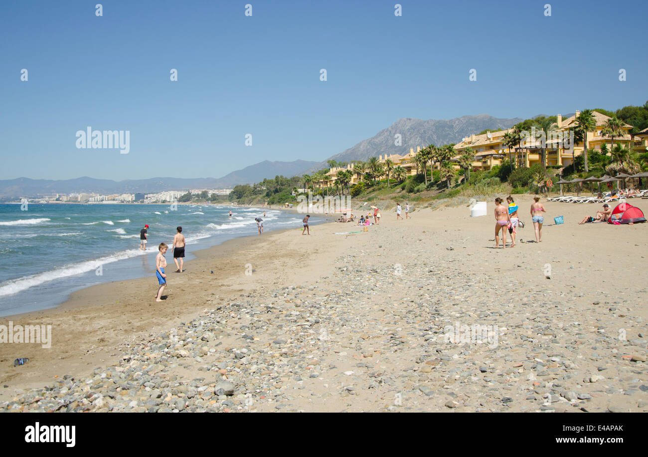 Der Strand in Rio Real, Playa del Pinillo, Luxus-Immobilien, Strand und Restaurant Trocadero Playa, in der Nähe von Marbella. Costa Del Sol, Spanien. Stockfoto