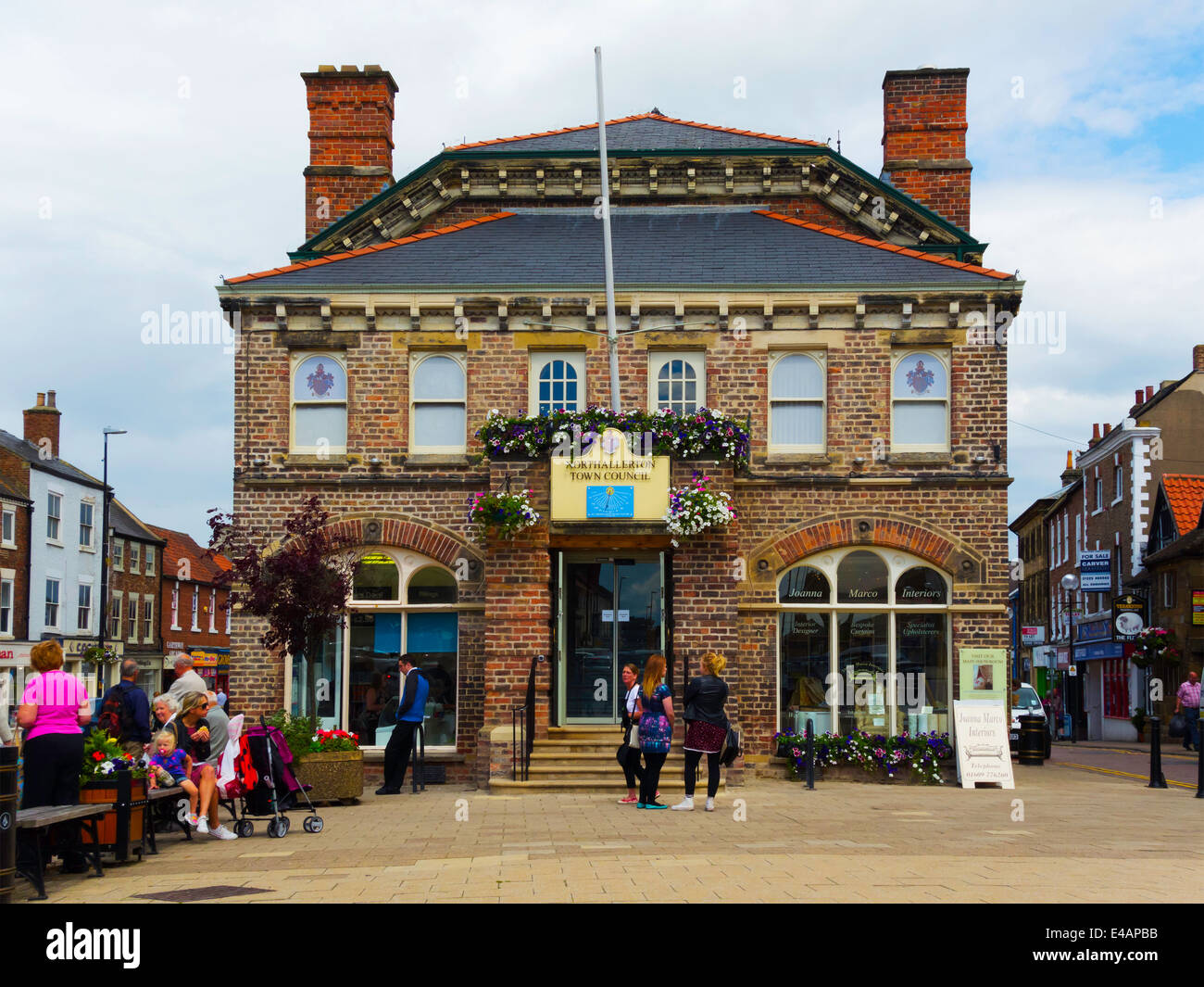 Stadtrat Büros High Street Northallerton North Yorkshire an einem sonnigen Sommertag mit Blumen geschmückt. Stockfoto