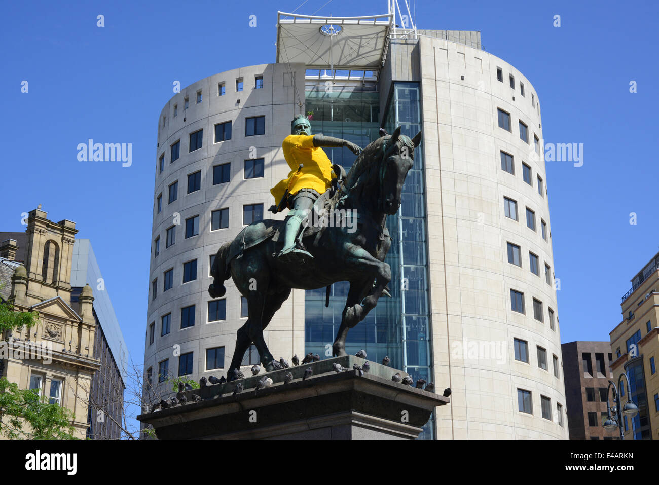schwarzer Prinz Statue Stadtplatz mit gelben Trikot markiert den Beginn der Tour de France in Leeds, Yorkshire, Vereinigtes Königreich Stockfoto